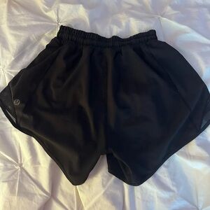 lululemon black hotty hot shorts 4”